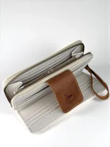 Billetera tipo sobre de cuero con textura combinada, cuerpo principal en color blanco con efecto croco y detalles en cuero liso color marrón. Incluye una solapa frontal con cierre magnético y logo de búho grabado, además de una correa de muñeca desmontable.