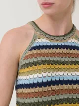Musculosa de crochet con diseño a rayas horizontales multicolor, cuello redondo y breteles finos. Confeccionada en una mezcla de algodón orgánico, acrílico y lino orgánico.