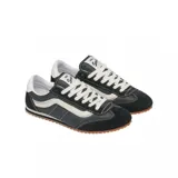Championes Vans modelo Super Lowpro, de diseño urbano y perfil bajo. Presentan una combinación de gamuza negra en puntera y talón con paneles laterales de lona, destacando la icónica banda lateral Sidestripe en color blanco. Incluyen cordones blancos, suela de goma color caramelo y detalles de costuras visibles.