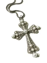 Collar de acero quirúrgico con dije de cruz de metal plateado con filigrana y perlas sintéticas incrustadas.
