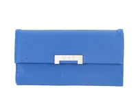 Billetera azul de cuero sintético con cierre de broche imantado y logo metálico plateado. Interior con tarjetero, compartimento para billetes y bolsillo con cierre.