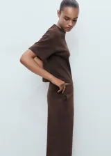 Pantalón largo de tiro medio en color marrón, confeccionado en mezcla de algodón, con cintura elástica, diseño recto y dos bolsillos laterales.