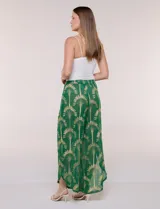 Pantalón palazzo verde de gasa con sutil transparencia y estampa metalizada dorada. Presenta cintura elastizada con cordón ajustable terminado en borlas y diseño de piernas anchas cruzadas en el frente con terminación de puntilla en los bordes.