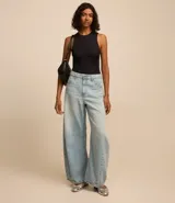 Body color marrón, sin mangas, con cuello halter y cierre en la entrepierna.