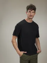 Camiseta de manga corta color azul marino, con cuello redondo y corte holgado.