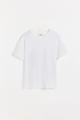Pack de dos remeras de manga corta en jersey de algodón, una blanca y una gris melange, con cuello redondo y calce clásico.