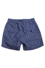 Short de baño con estampado de hojas lineales en tono rosado, cuenta con cintura elástica ajustable mediante cordón, bolsillos laterales y un bolsillo trasero. Incluye suspensor interno y logo bordado.