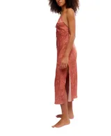 Vestido largo tipo slipdress, estampado en tonos azules y oscuros, con escote pronunciado en V adornado con encaje y abertura lateral en la falda.