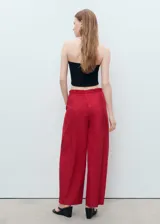 Pantalón rojo de corte holgado y pernera ancha, con cintura elástica fruncida y cordón ajustable.