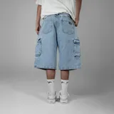 Bermuda de jean celeste, corte ancho, con bolsillos laterales tipo cargo.