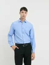 Camisa de manga larga con cuello button-down, bolsillo frontal y botones de madera.