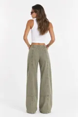 Pantalón jean de corte wide leg en color verde militar, con costuras frontales marcadas y tiro medio.