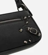 Cartera tipo baguette de PU color beige claro, con acabado liso y detalles de apliques metálicos tipo tachas y argollas en color gunmetal. Presenta un bolsillo frontal con cierre y un tirador de cuero sintético colgante. Incluye asa corta ajustable con hebilla.