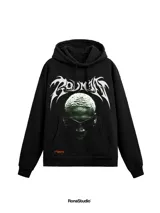Hoodie negro de corte amplio con estampa frontal de Dennis Rodman y tipografía estilo metal en la parte superior. Cuenta con capucha con cordones ajustables y bolsillo tipo canguro.