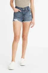 Short de jean azul de tiro alto con efecto desgastado y terminación desflecada.