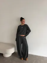 Pantalon de corte ancho y tiro medio, confeccionado en viscosa con estampado de rayas horizontales finas en color bordó y blanco.