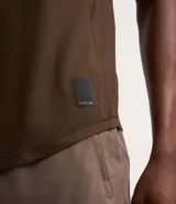 Musculosa deportiva color bordó, sin mangas y cuello redondo.