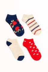 Pack de cuatro pares de medias soquete con estampados variados. Incluye un par azul marino con flores rojas, un par beige con rayas multicolor, un par beige con puntera y talón azul marino, y un par rojo con flores blancas.