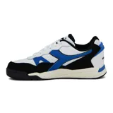 Championes Diadora Winner de diseño retro, combinando blanco, negro y detalles en azul. Presentan capellada de cuero sintético con perforaciones para mayor ventilación, cordones blancos y suela de goma estructurada.