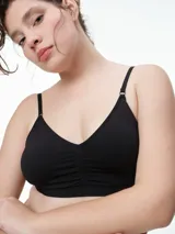 Soutien tipo bralette de microfibra seamless, con cuello en V y copas removibles. Presenta breteles ajustables y cierre en la espalda con broche de tres posiciones.
