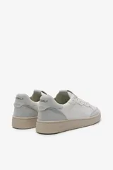 Zapatillas Ecoalf modelo Aral, color blanco con detalles en gris y burdeos. Fabricadas con PIÑATEX®, una alternativa vegana al cuero hecha de fibra de hoja de piña.