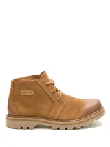 Bota Caterpillar Grader Chukka de gamuza color marrón, con cordones, suela dentada de goma y detalles de la marca en la lengüeta y el lateral.