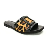 Sandalia abierta Usaflex color salmón con detalle de hebilla geométrica en la tira superior.