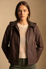 Campera de cuero sintético color marrón con capucha, cierre frontal y botones a presión.