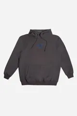 Canguro con capucha y cordones ajustables, de color gris oscuro. Presenta un bolsillo frontal tipo canguro, puños y ruedo acanalados, y un pequeño estampado gráfico en el pecho.