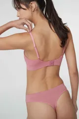 Sostén tipo bralette color beige, de tela acanalada, con breteles ajustables, doble tela y espalda con broche de tres medidas. Sin relleno ni aro.