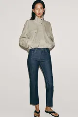 Jeans ZW Collection de tiro medio y corte bootcut, en color azul oscuro, con bolsillos, pespuntes a contraste y raya planchada al frente.