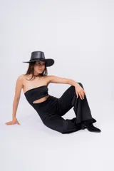 Mono largo negro con corte a la cintura y abertura en el abdomen.