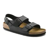Sandalia Birkenstock modelo Milano con dos tiras ajustables en el empeine y una tira trasera con hebilla. Presenta plantilla anatómica de corcho y suela de goma antideslizante.