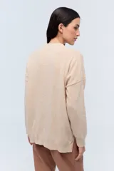 Sweater marrón de tejido de punto realizado en lambswool, con cuello redondo y calce holgado.