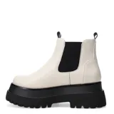 Botas Chelsea de mujer color blanco hueso, caña corta, con paneles elásticos laterales negros y suela track gruesa de plataforma negra.