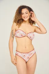 Corpiño strapless con copas preformadas fijas y bretel fijo que cruza en la espalda.