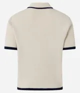 Blusa color crema con cuello inglés y detalles en azul marino, de punto más sostenible, en modelo comfort. Posee cuello inglés, manga corta, abotonado delantero, bolsillo y detalles contrastantes.