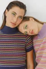 Remera tejida de cuello alto y manga corta con diseño a rayas horizontales en colores azul marino, amarillo, rojo y lila.