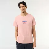 Camiseta rosada de manga corta y cuello redondo, con estampa frontal centrada con el texto "CASA VERDE Club Crafted Cocktails" en tonos azules y rojos.