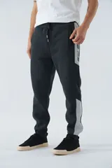 Pantalón de felpa negro con logo estampado y en goma, cintura ajustable y puños.