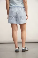Short a rayas verticales color verde y blanco, con cintura elástica ajustable con cordón.
