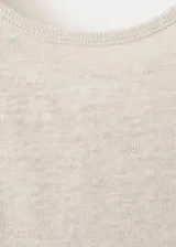 Musculosa de lino color beige, de corte recto, con cuello redondo y sin mangas.