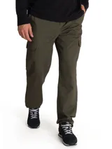 Pantalon cargo de corte recto color verde militar, con bolsillos laterales tipo sobre con solapa y bolsillos traseros de parche. Cuenta con cierre de cremallera y botón.