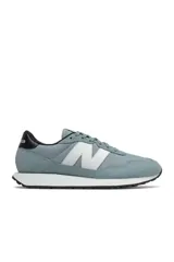 Championes urbanos New Balance, color celeste con detalles en blanco y negro.