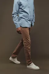 Pantalon de gabardina color tostado, de corte recto y ajuste clásico.