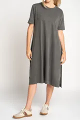 Vestido midi gris oscuro de algodón peinado, con corte recto, cuello redondo y mangas cortas.