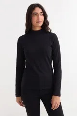 Remera negra de manga larga con cuello tipo media polera, confeccionada en tejido suave y ajustado.