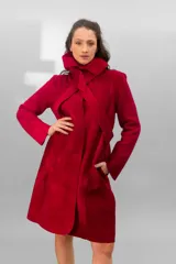 Tapado rojo de lana merino afieltrada, corte recto con lazos para ajustar en la cintura y cuello alto con posibilidad de cruzar los lazos alrededor. Tiene bolsillos laterales.
