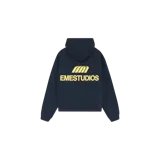 Hoodie oversize color azul marino de Eme Studios, con capucha, mangas largas y elástico en puños y cintura. Presenta un gran estampado en la espalda con el logo de la marca en tono amarillo.