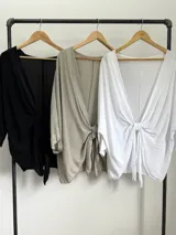 Kimono negro con borde satinado y mangas 3/4. Se puede usar abierto o cerrado atado al frente.